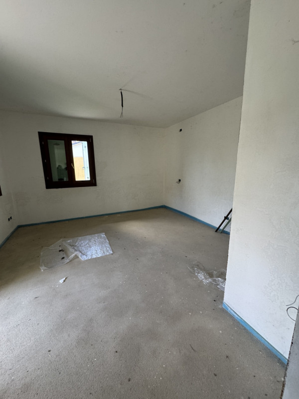 Proponiamo in vendita una splendida bifamiliare AL GREZZO di ampia metratura nel cuore di Tarzo, ...