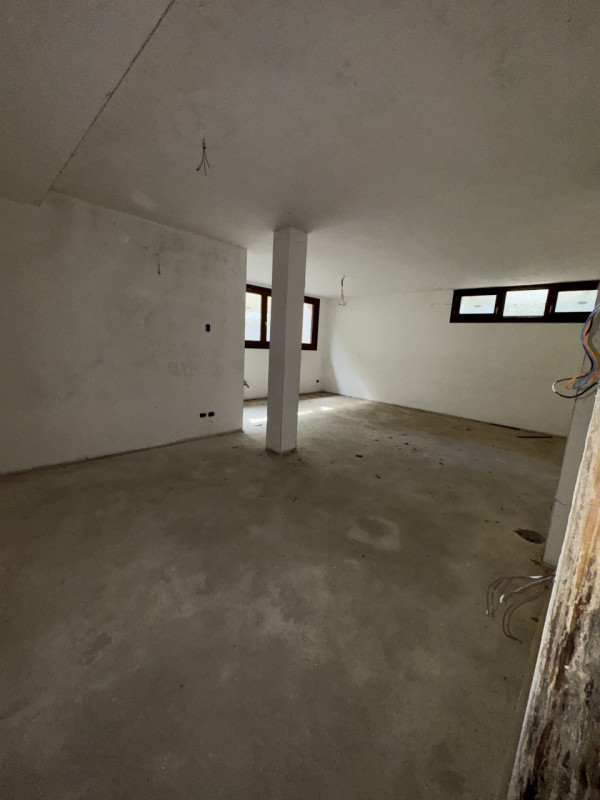 Proponiamo in vendita una splendida bifamiliare AL GREZZO di ampia metratura nel cuore di Tarzo, ...