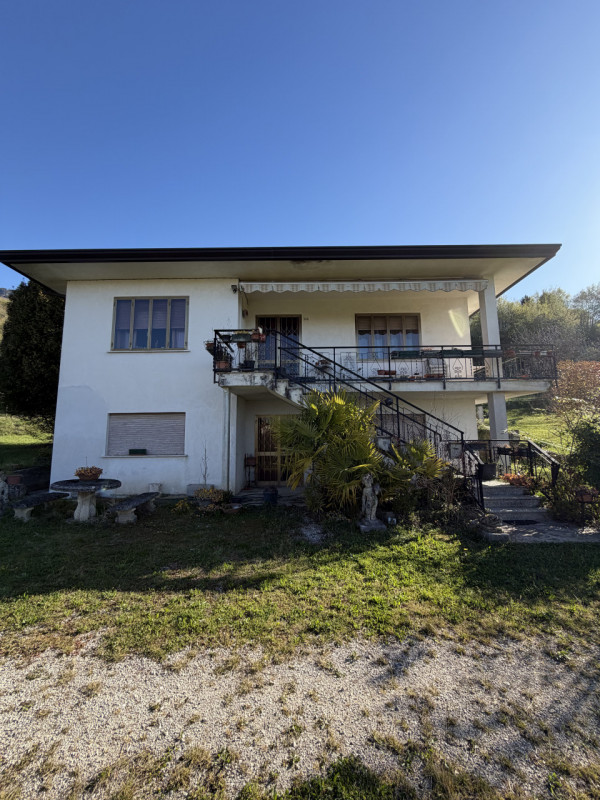 Scoprite questa affascinante casa singola situata a Fregona, un comune incantevole immerso nella ...