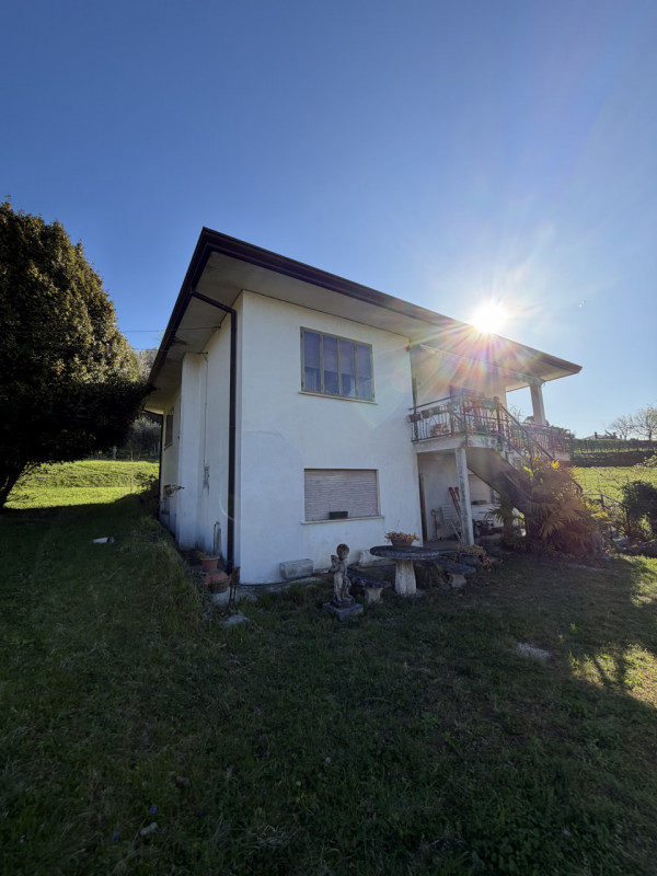 Scoprite questa affascinante casa singola situata a Fregona, un comune incantevole immerso nella ...