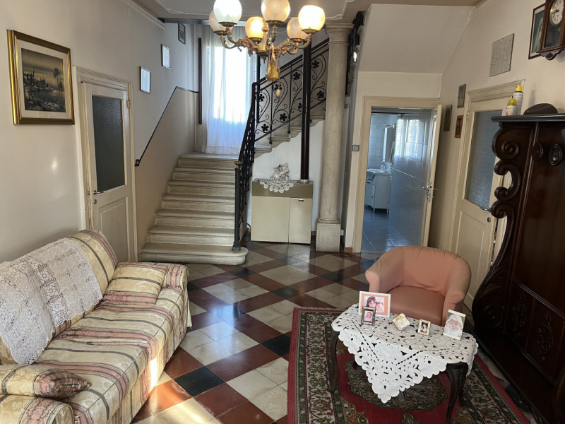 Particolare corpo centrale di palazzo fine '800 composto da abitazione e annesso agricolo lateral...