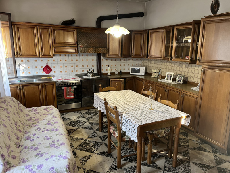 Particolare corpo centrale di palazzo fine '800 composto da abitazione e annesso agricolo lateral...