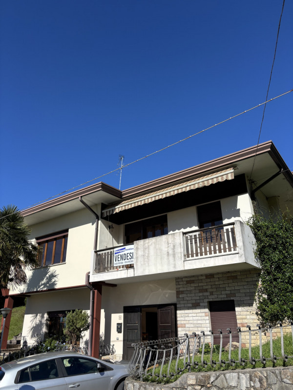 A Vittorio Veneto, Zona Sant'Andrea, in Via Rindola Alta, promuoviamo la vendita di una casa sing...