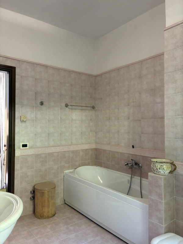 A Vittorio Veneto, Zona Sant'Andrea, in Via Rindola Alta, promuoviamo la vendita di una casa sing...