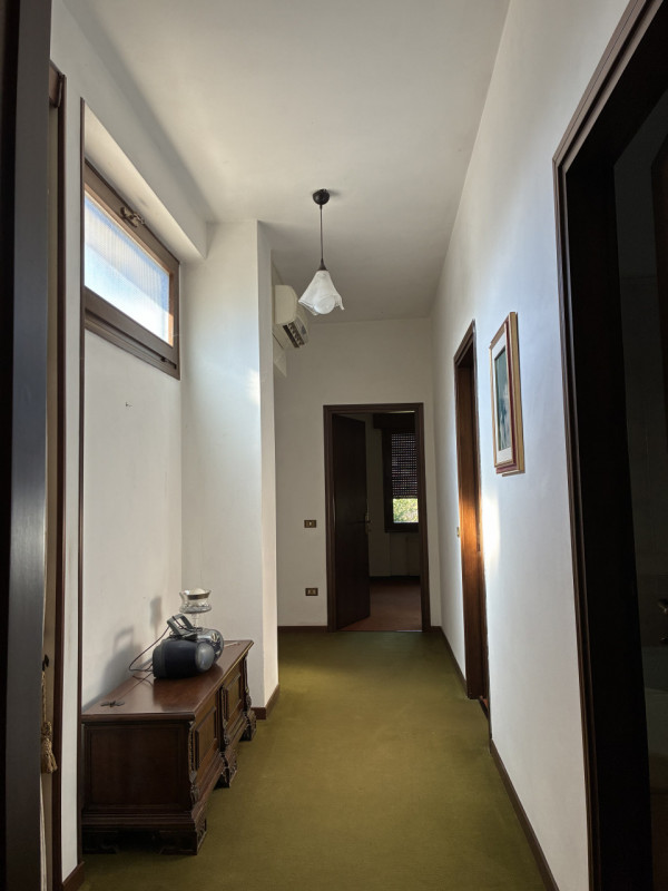 A Vittorio Veneto, Zona Sant'Andrea, in Via Rindola Alta, promuoviamo la vendita di una casa sing...