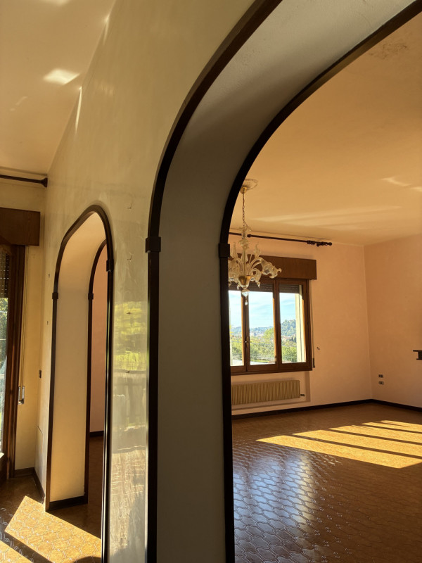 A Vittorio Veneto, Zona Sant'Andrea, in Via Rindola Alta, promuoviamo la vendita di una casa sing...