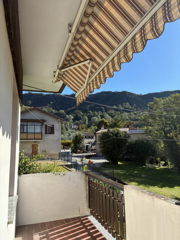 A Vittorio Veneto, Zona Sant'Andrea, in Via Rindola Alta, promuoviamo la vendita di una casa sing...