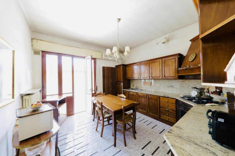 COMPOSIZIONE:
Proponiamo in vendita casa singola disposta su due livelli. Al piano terra si acced...