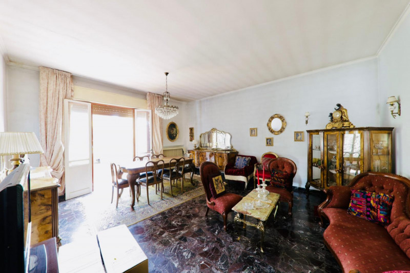 COMPOSIZIONE:
Proponiamo in vendita casa singola disposta su due livelli. Al piano terra si acced...