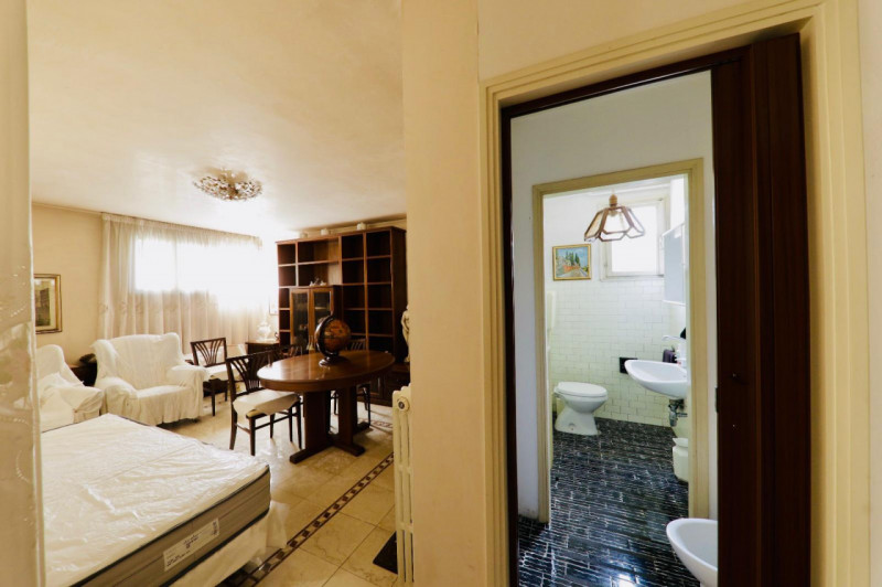 COMPOSIZIONE:
Proponiamo in vendita casa singola disposta su due livelli. Al piano terra si acced...