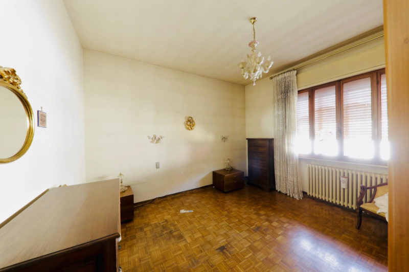 COMPOSIZIONE:
Proponiamo in vendita casa singola disposta su due livelli. Al piano terra si acced...