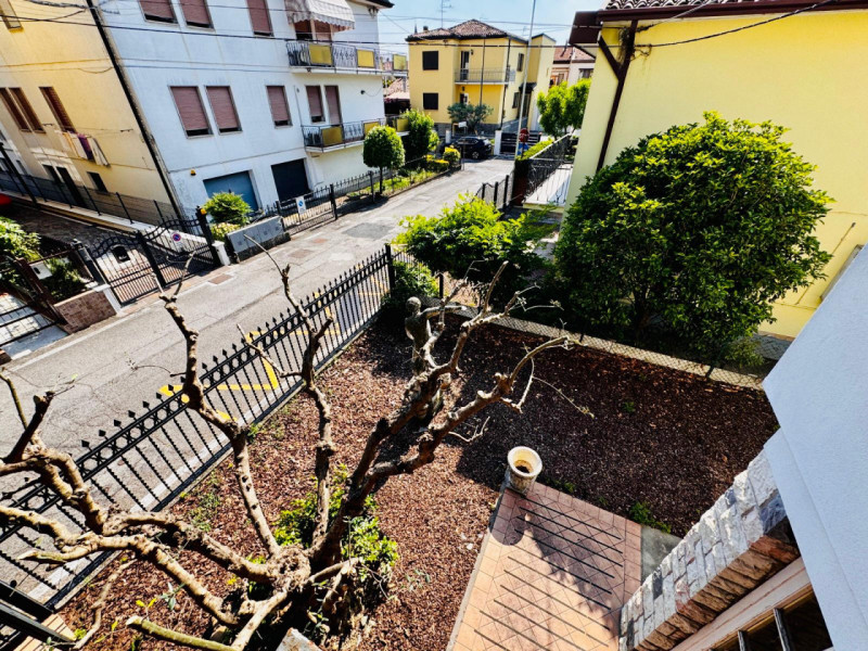 COMPOSIZIONE:
Proponiamo in vendita casa singola disposta su due livelli. Al piano terra si acced...