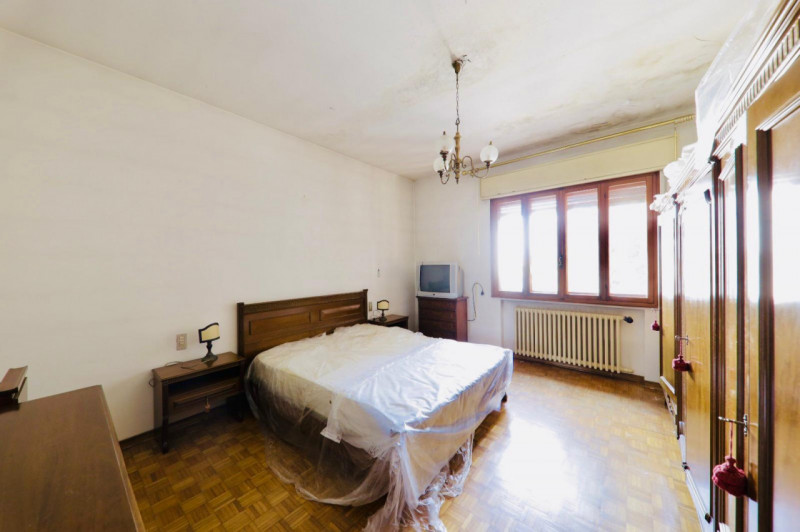 COMPOSIZIONE:
Proponiamo in vendita casa singola disposta su due livelli. Al piano terra si acced...