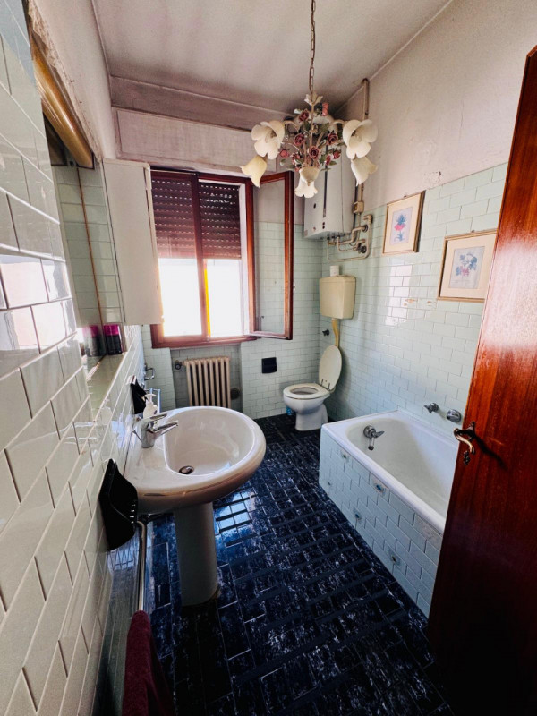 COMPOSIZIONE:
Proponiamo in vendita casa singola disposta su due livelli. Al piano terra si acced...