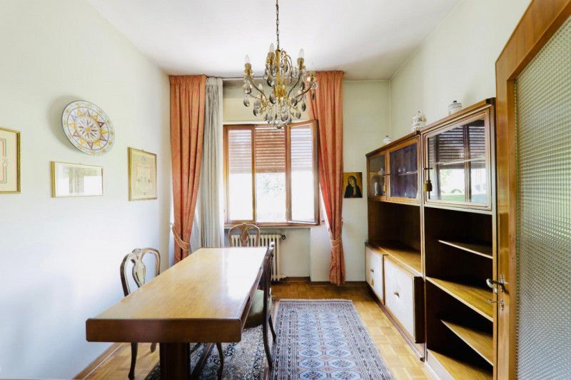 COMPOSIZIONE:
Proponiamo in vendita casa singola disposta su due livelli. Al piano terra si acced...