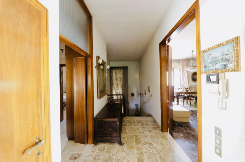 COMPOSIZIONE:
Proponiamo in vendita casa singola disposta su due livelli. Al piano terra si acced...