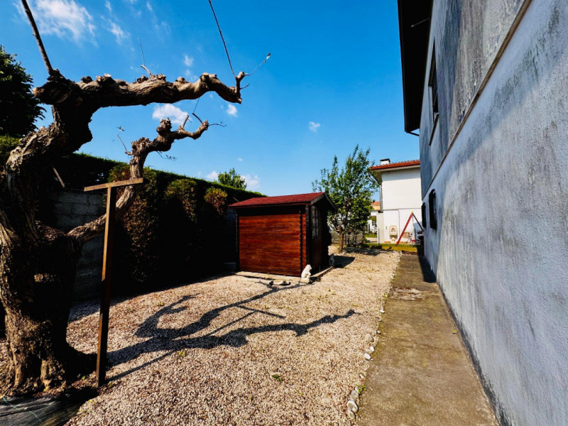 COMPOSIZIONE:
Proponiamo in vendita casa singola disposta su due livelli. Al piano terra si acced...
