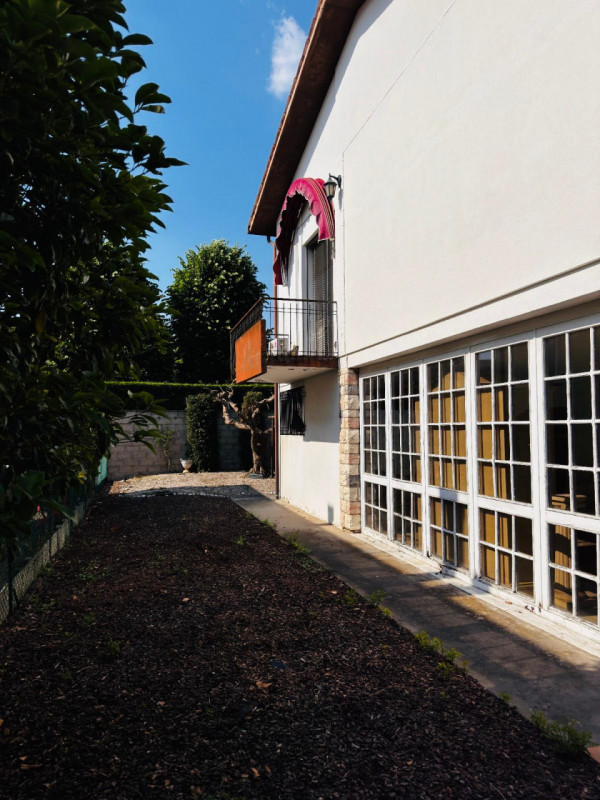COMPOSIZIONE:
Proponiamo in vendita casa singola disposta su due livelli. Al piano terra si acced...