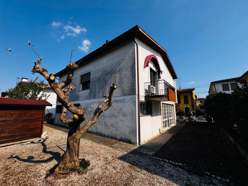 COMPOSIZIONE:
Proponiamo in vendita casa singola disposta su due livelli. Al piano terra si acced...
