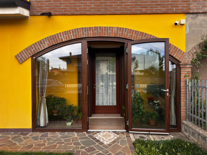 COMPOSIZIONE:
Proponiamo in vendita porzione di bifamiliare con piacevole e curato giardino. Al p...