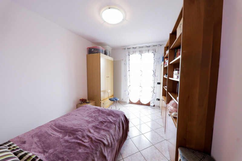 COMPOSIZIONE:
Proponiamo in vendita porzione di bifamiliare con piacevole e curato giardino. Al p...