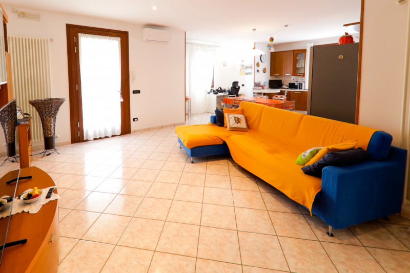 COMPOSIZIONE:
Proponiamo in vendita porzione di bifamiliare con piacevole e curato giardino. Al p...