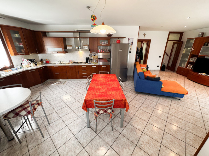 COMPOSIZIONE:
Proponiamo in vendita porzione di bifamiliare con piacevole e curato giardino. Al p...