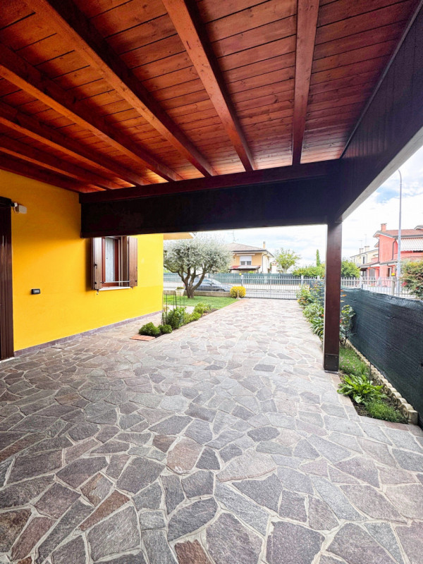 COMPOSIZIONE:
Proponiamo in vendita porzione di bifamiliare con piacevole e curato giardino. Al p...