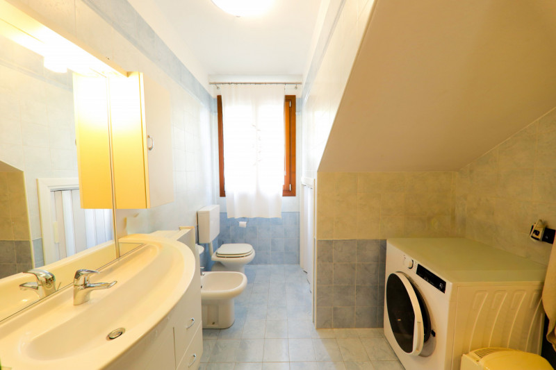 COMPOSIZIONE:
Proponiamo in vendita porzione di bifamiliare con piacevole e curato giardino. Al p...