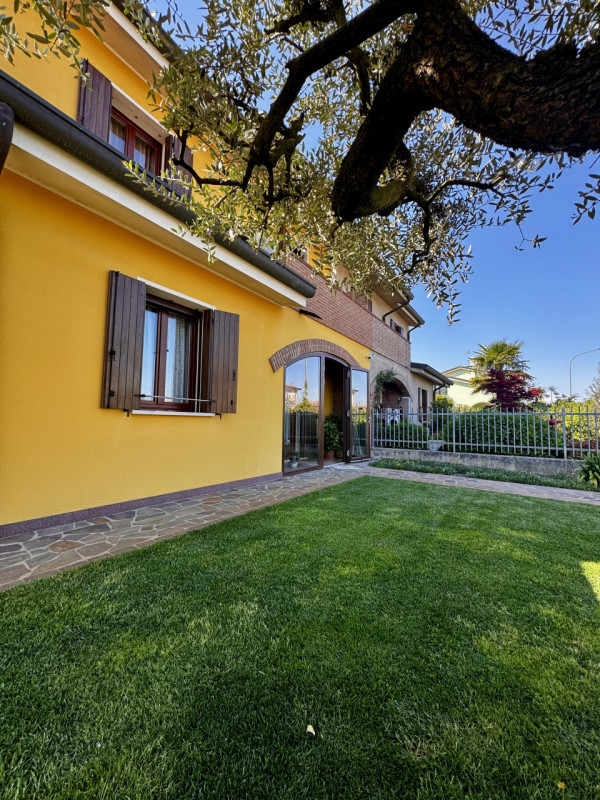 COMPOSIZIONE:
Proponiamo in vendita porzione di bifamiliare con piacevole e curato giardino. Al p...