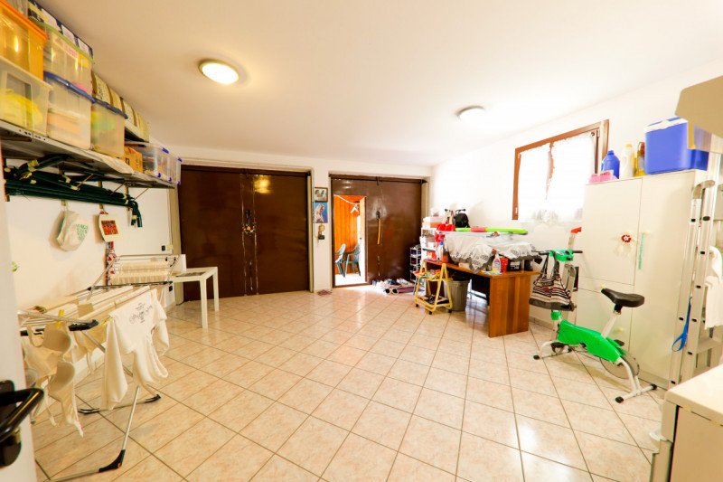 COMPOSIZIONE:
Proponiamo in vendita porzione di bifamiliare con piacevole e curato giardino. Al p...