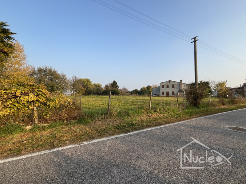 Vendesi Lotto Edificabile a Sant'Elena, via XXIV Maggio

Terreno edificabile di totali 2795 mq ci...