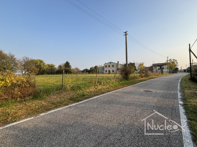 Vendesi Lotto Edificabile a Sant'Elena, via XXIV Maggio

Terreno edificabile di totali 2795 mq ci...