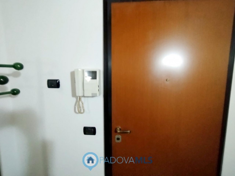 Immobile in esclusiva al Gruppo Padova MLS
ELEGANTE MINI ARREDATO CON POSTO AUTO VIC.ZE PRATO DEL...