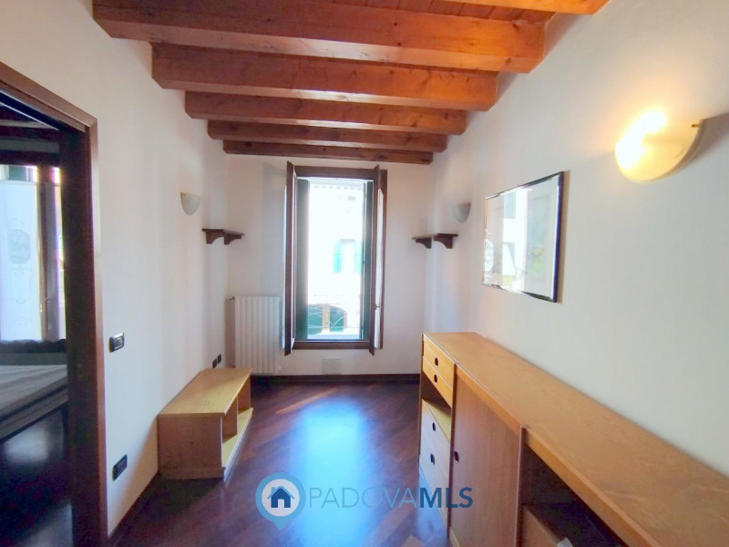 Immobile in esclusiva al Gruppo Padova MLS
ELEGANTE MINI ARREDATO CON POSTO AUTO VIC.ZE PRATO DEL...