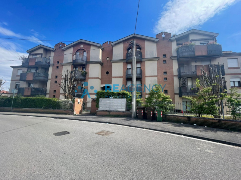 In posizione strategica, a pochi passi dalla piazza di Creazzo, proponiamo in vendita uno spazios...