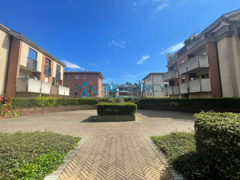 In posizione strategica, a pochi passi dalla piazza di Creazzo, proponiamo in vendita uno spazios...