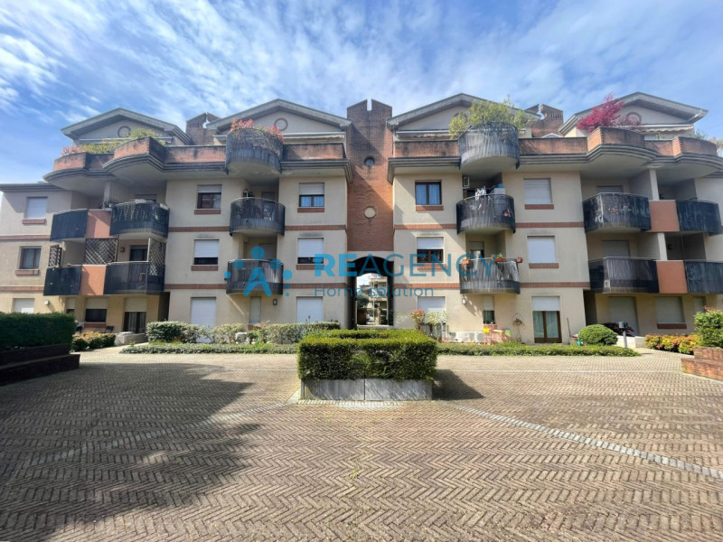 In posizione strategica, a pochi passi dalla piazza di Creazzo, proponiamo in vendita uno spazios...