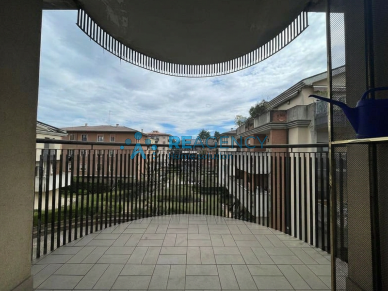 In posizione strategica, a pochi passi dalla piazza di Creazzo, proponiamo in vendita uno spazios...