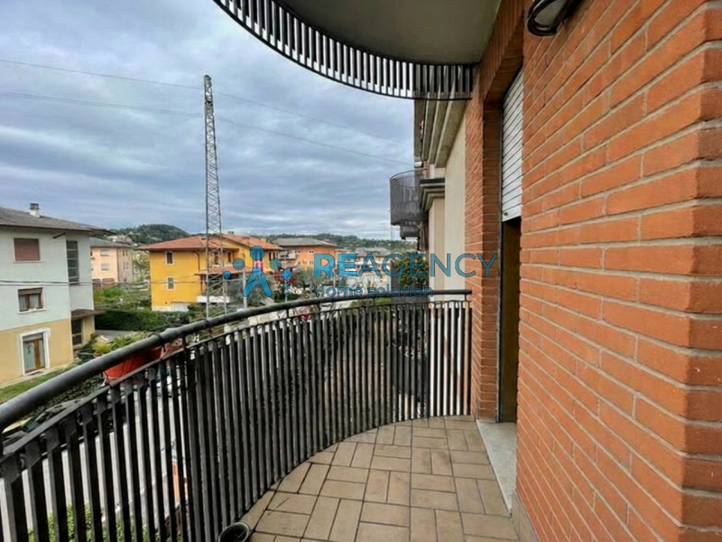 In posizione strategica, a pochi passi dalla piazza di Creazzo, proponiamo in vendita uno spazios...