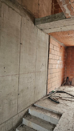 Rif. A.A.399-242

Vendita all'asta - casa a schiera centrale su 3 livelli al grezzo in data 19 ma...