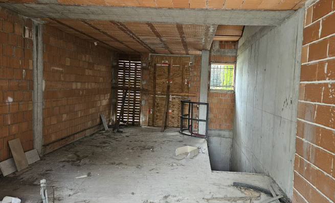 Rif. A.A.399-242

Vendita all'asta - casa a schiera centrale su 3 livelli al grezzo in data 19 ma...