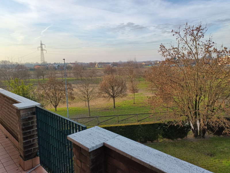 Scopri questo affascinante appartamento duplex situato nel cuore di Vigodarzere, un comune che of...