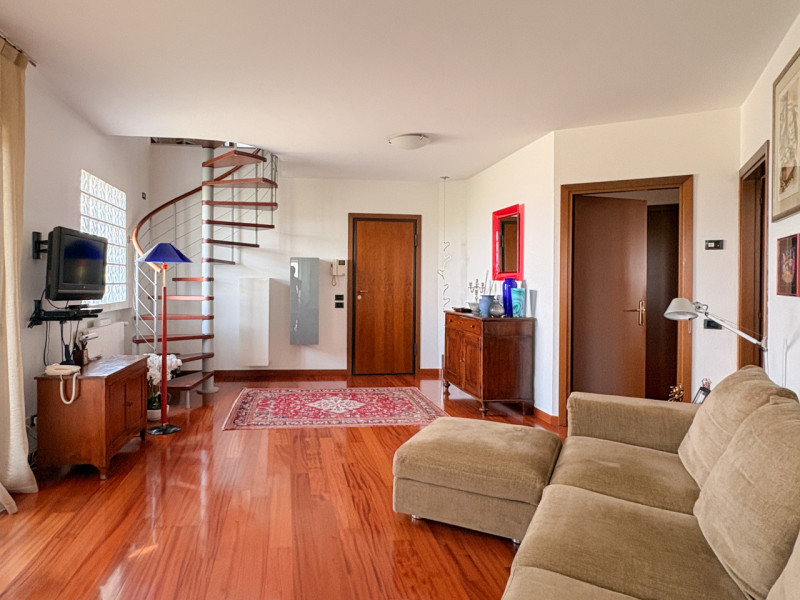 Scopri questo affascinante appartamento duplex situato nel cuore di Vigodarzere, un comune che of...