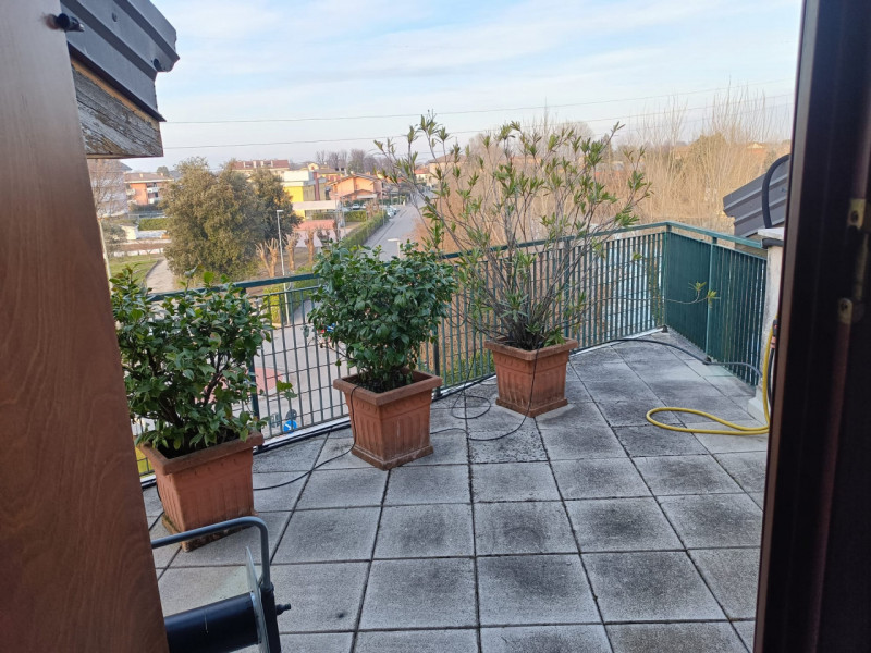 Scopri questo affascinante appartamento duplex situato nel cuore di Vigodarzere, un comune che of...