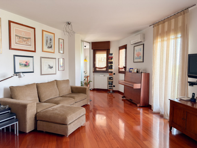 Scopri questo affascinante appartamento duplex situato nel cuore di Vigodarzere, un comune che of...
