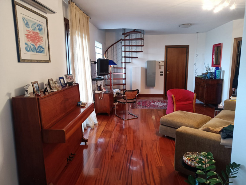 Scopri questo affascinante appartamento duplex situato nel cuore di Vigodarzere, un comune che of...