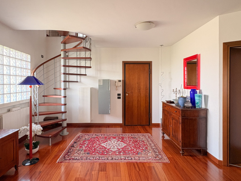 Scopri questo affascinante appartamento duplex situato nel cuore di Vigodarzere, un comune che of...