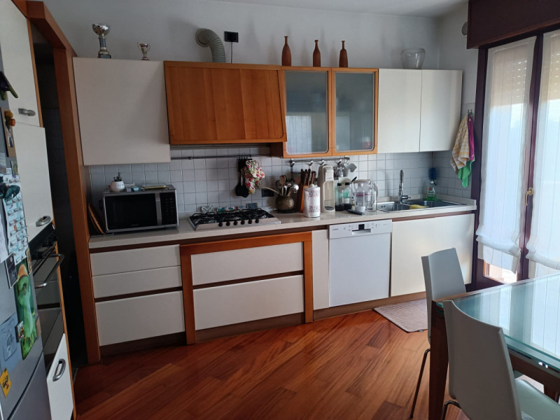 Scopri questo affascinante appartamento duplex situato nel cuore di Vigodarzere, un comune che of...