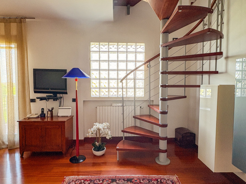 Scopri questo affascinante appartamento duplex situato nel cuore di Vigodarzere, un comune che of...